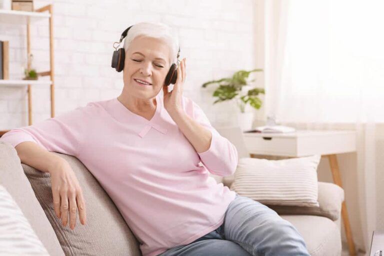 Best Radios for Seniors and the Elderly (8 Simple Options)