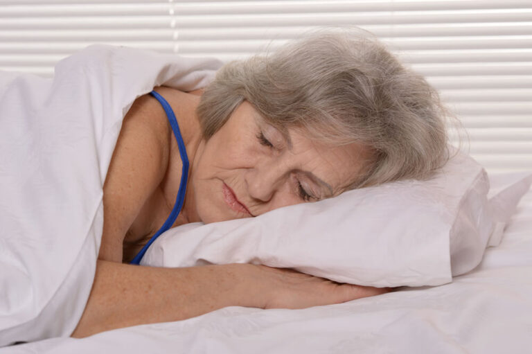 7 Best Positioning Pillows for Bedridden Seniors & Elderly