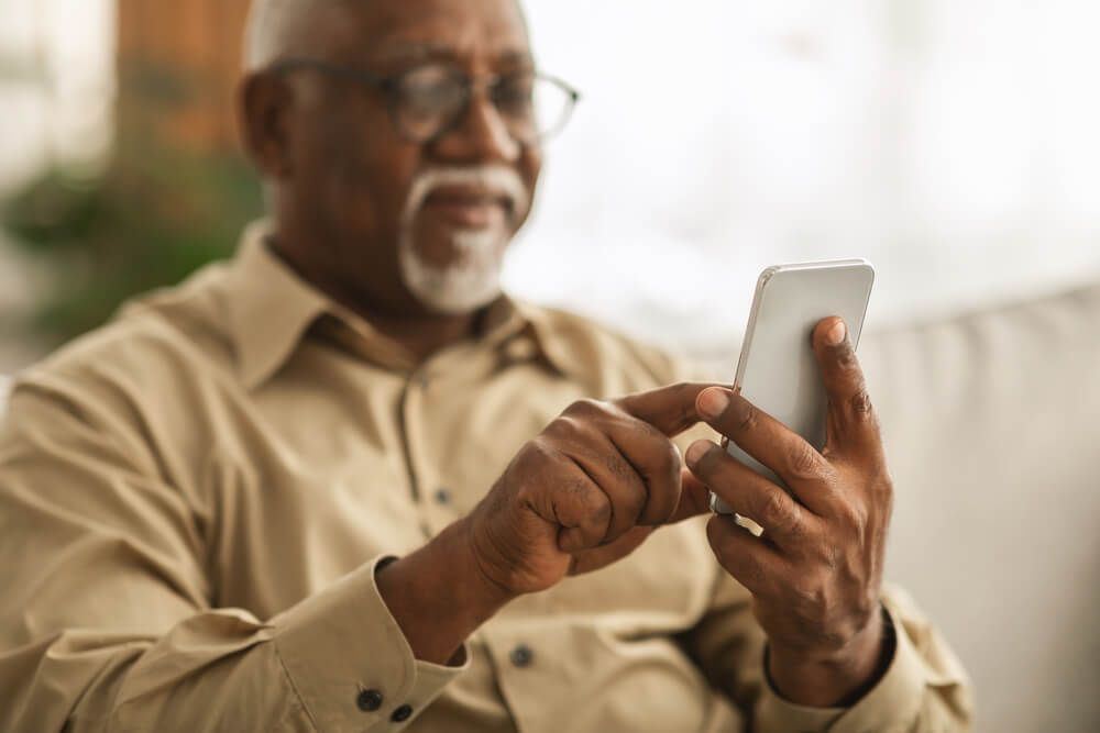 10 Best Apps for Seniors Living Alone in 2022