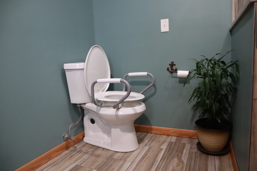 Best Raised Toilet Seats for Seniors & The Elderly (Safer Toileting)