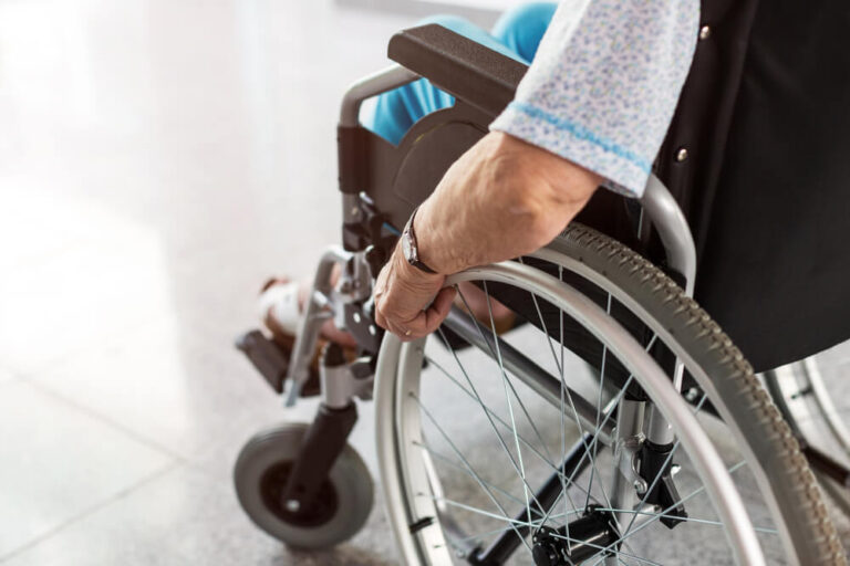 Easier Ways For the Elderly to Clean Themselves After Toileting