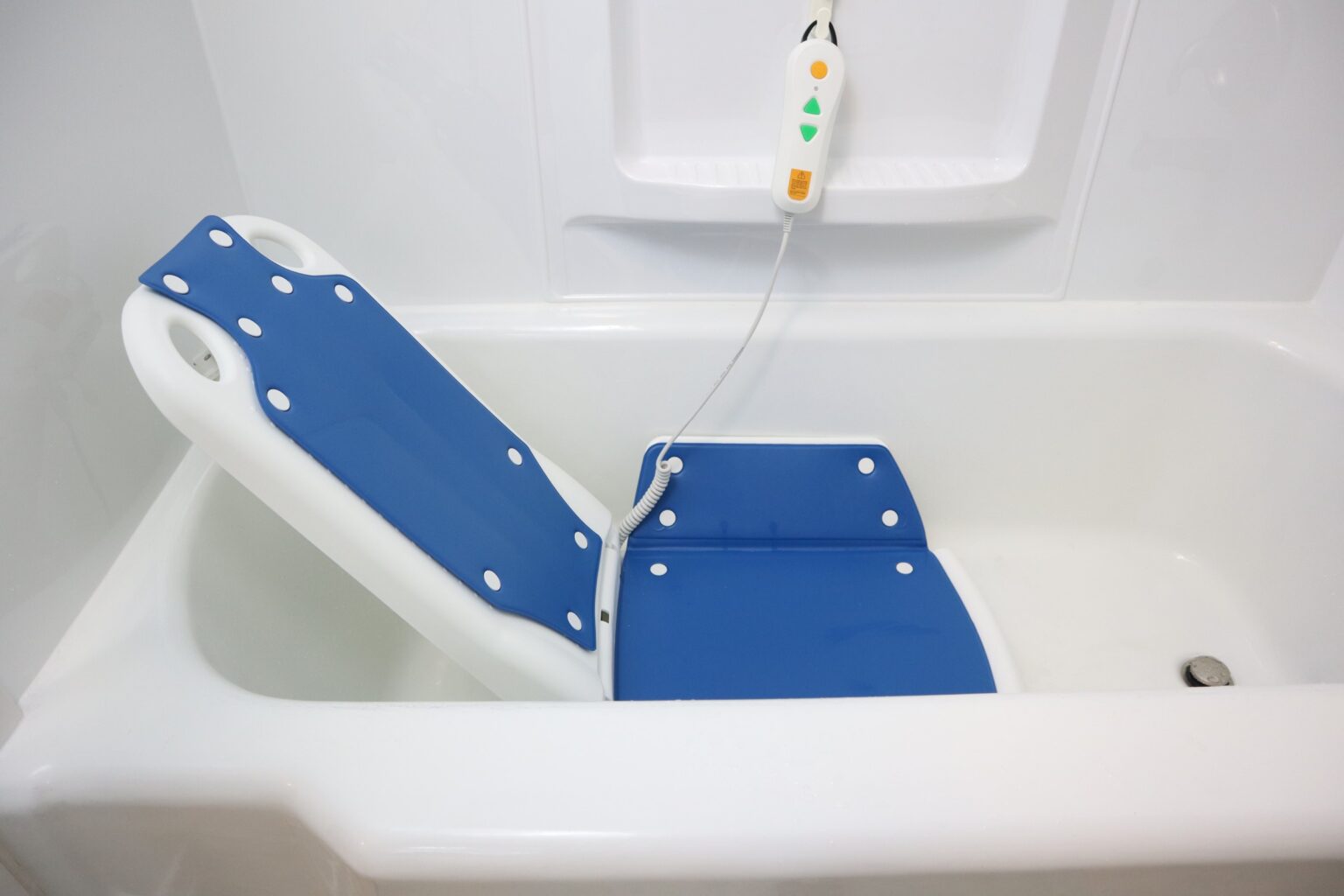 Choosing the Best Bath Lifts for the Elderly to Bathe Safely Again