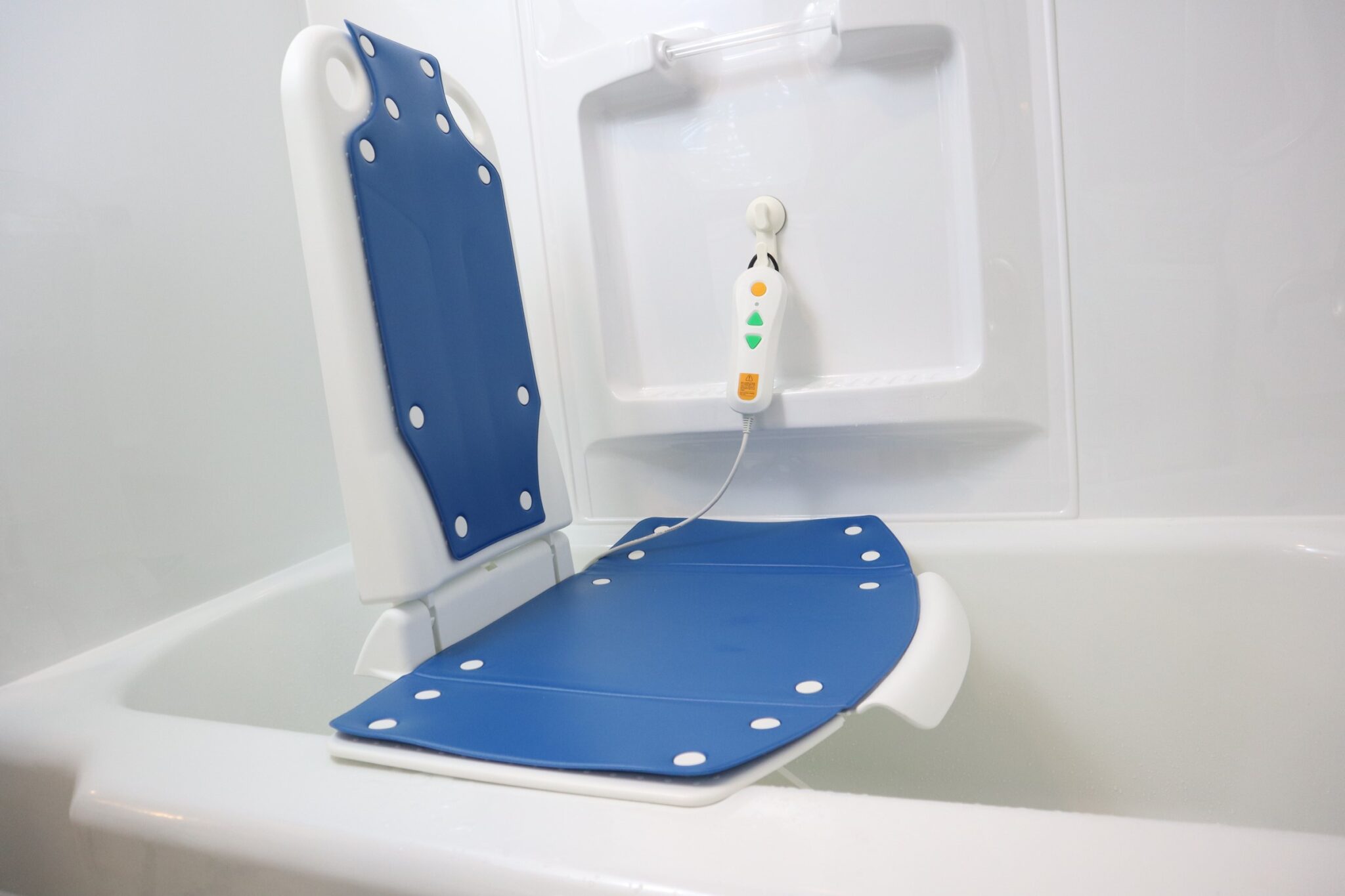 Choosing the Best Bath Lifts for the Elderly to Bathe Safely Again